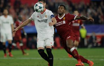 جانب من مبارة إشبيلية وليفربول أمس (أ ف ب)