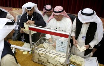 جانب من عملية فرز الأصوت في انتخابات البرلمان الكويتي - (أ ف ب)