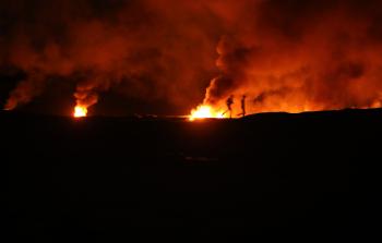 شبان يحرقون الاطارات شرق غزة خلال الإرباك الليلي (تصوير  ياسر فتحي/ أرشيف)