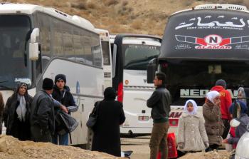 سوريون يستعدون  لمغادرة نبع عين الفيجة اليوم (أ ف ب)