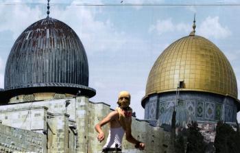 شاب يدافع عن الأقصى (أ ف ب)