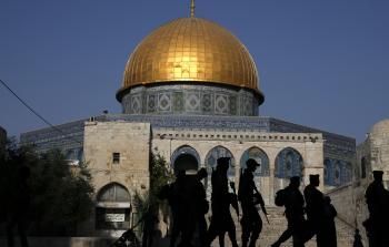 أفراد من شرطة الاحتلال يدنسون الأقصى (أ ف ب)