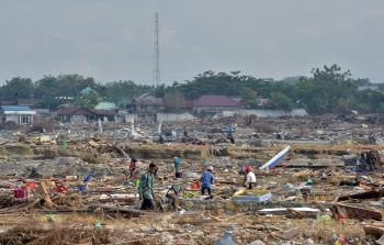 جانب من آثار الزالزال في أندونيسيا (أ ف ب)