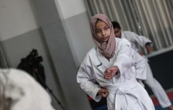 منة الله البيطار أول غزية تمارس الكاراتيه (الأناضول)