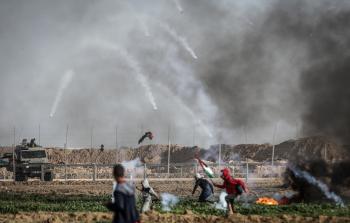 قوات الاحتلال تقمع المتظاهرين شرق غزة (الأناضول)