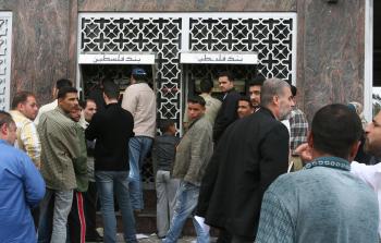 غضب شعبي بسبب خصومات حكومة الحمد الله عن موظفي السلطة في غزة (أرشيف)