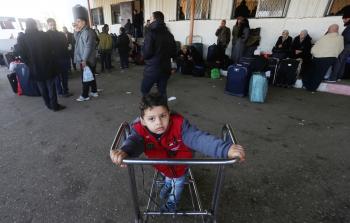 جانب من سير العمل في معبر رفح أمس (تصوير- ياسر فتحي)