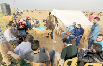 مشاركون في مسيرة العودة على حدود القطاع (apa)