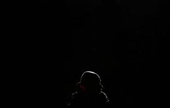 مواطن ينتظر دوره في السفر في صالة ابو يوسف النجار / تصوير - ياسر فتحي