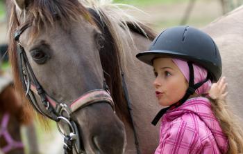 صورة تعبيرية عن ركوب الخيل للأطفال