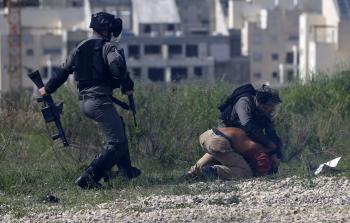 الاحتلال يعتقل أحد المواطنين (أ ف ب)