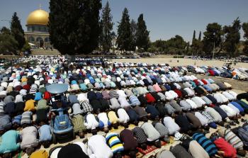 مصلون يؤدون صلاة الجمعة في المسجد الأقصى (أرشيف)