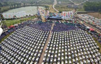 السيارات التي وزعها الملياردير الهندي على موظفيه