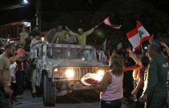 لبنانيون يحتفون بعودة أفراد من الجيش من المعارك مع 