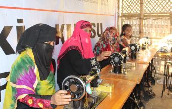 افتتاح دورة تطريز وخياطة لسيدات الروهنغيا (الأناضول)