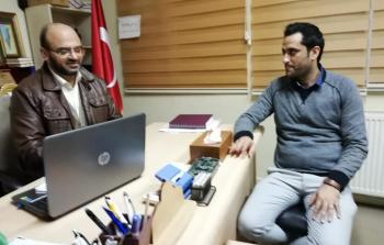 الزميل محمد القوقا أثناء اللقاء