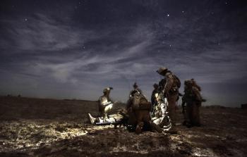 جنود أمريكيون يتجمعون حول زميلٍ لهم جريح في أفغانستان (أ ف ب)