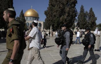 صورة أرشيفية لاقتحام المستوطنين للمسجد الأقصى (أ ف ب)