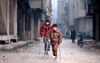 أطفال مصابون في مخيم اليرموك للاجئين الفلسطينيين في سوريا (أرشيف)