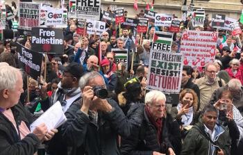 تجمهر المتظاهرون أمام مبنى هيئة الإذاعة البريطانية (BBC)