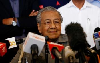 تحالف مهاتير فاز بـ 112 مقعدا في البرلمان من أصل 222 (رويترز)