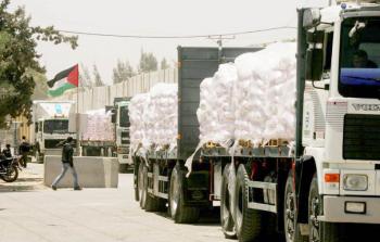 شاحنات بضائع تدخل من أحد معابر غزة 