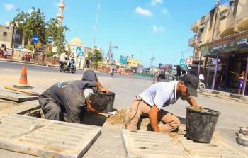 جانب من أعمال التنظيف