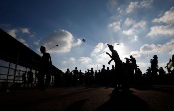 شبان قرب السياج الحدودي مع الاحتلال ليلاً (أ ف ب)