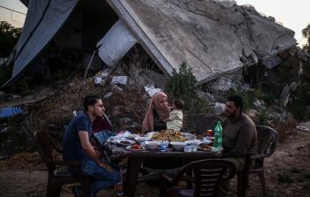 أسرة فلسطينية تفطر على أنقاض منزلها (الأناضول)