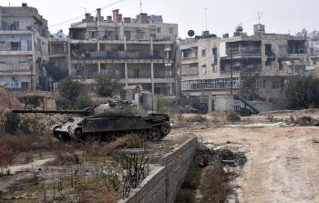 دبابة تتبع للنظام السوري تتقدم في الأحياء الشرقية لحلب (أ ف ب)