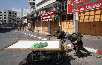 جنود الاحتلال خلال مواجهات في الخليل (أ ف ب)
