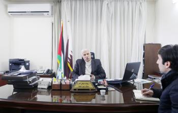 الزميل نبيل سنونو خلال محاورته د.يوسف الغريز 