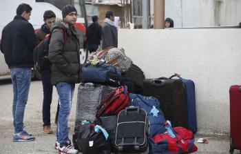 جانب من انتظار المواطنين دورهم للسفر عبر معبر رفح البري أول من أمس - تصوير / رمضان الأغا