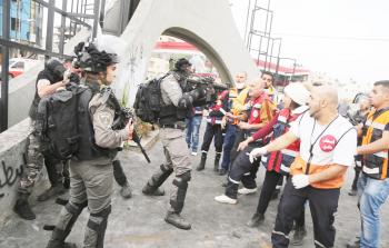 جنود الاحتلال يعتدون على طواقم الإسعاف خلال المواجهات في الضفة (الأناضول)