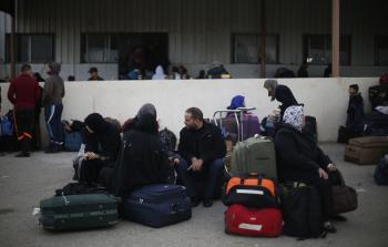 مواطنون بانتظار السماح لهم بالسفر عبر معبر رفح البري - تصوير / رمضان الأغا