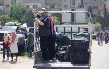 جانب من خروج بعض المحاصرين في حي الوعر السوري (الأناضول)