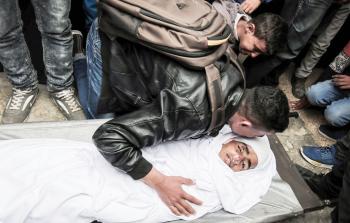 صورة أرشيفية لأصدقاء الشهيد أبو عاذرة يودعونه أمس (أ ف ب) 