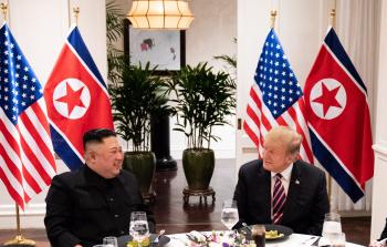 ترامب (يميناً) و جونغ أون (يساراً) خلال قمتهما المشتركة (الأناضول)