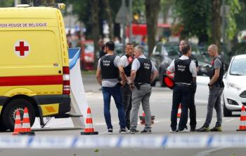 المسلح طعن الشرطيتين واستولى على سلاحهما وأكمل قتلهما وأنهى حياة شخص ثالث (رويترز)