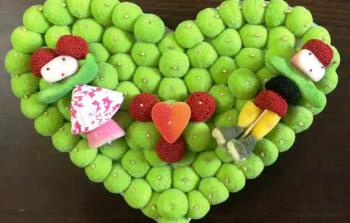 يجمع اشتيوي –وفق قوله- أفكارًا عديدة ورسومات مختلفة