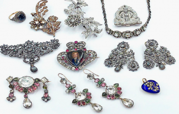 بعض المجوهرات التي عثر عليها في المجمدة