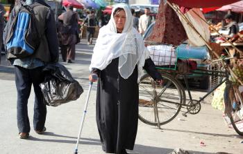 سيدة تسير في شوارع كابول (الأناضول)