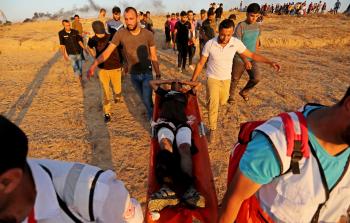 طوقم الاسعاف تنقل أحد الاصابات من مكان المواجهات (ِAPA)