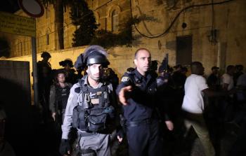 شرطة الاحتلال تهاجم المصلين في محيط الأقصى أمس (الأناضول)