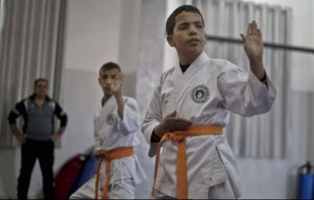 الطفل محمد مهاني وهو يمارس الكاراتيه 
