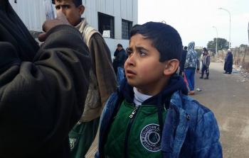 الطفل الدريملي أثناء انتظاره للسفر  في معبر رفح
