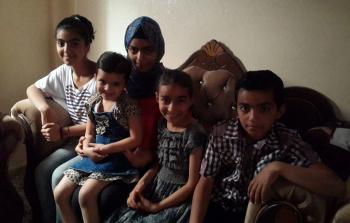 صفاء غيث (15 عاماً)  تتوسط إخوتها 