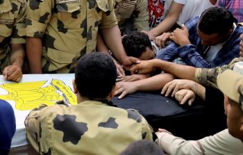 الجيش المصري دأب على تنظيم جنازات رسمية لضحاياه في سيناء (رويترز)