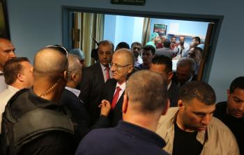 الحمد الله خلال تفقده مستشفيات بغزة (الأناضول)