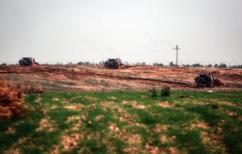 الآليات الإسرائيلية المتوغلة على حدود حي الفراحين شرقي خانيونس (الأناضول)